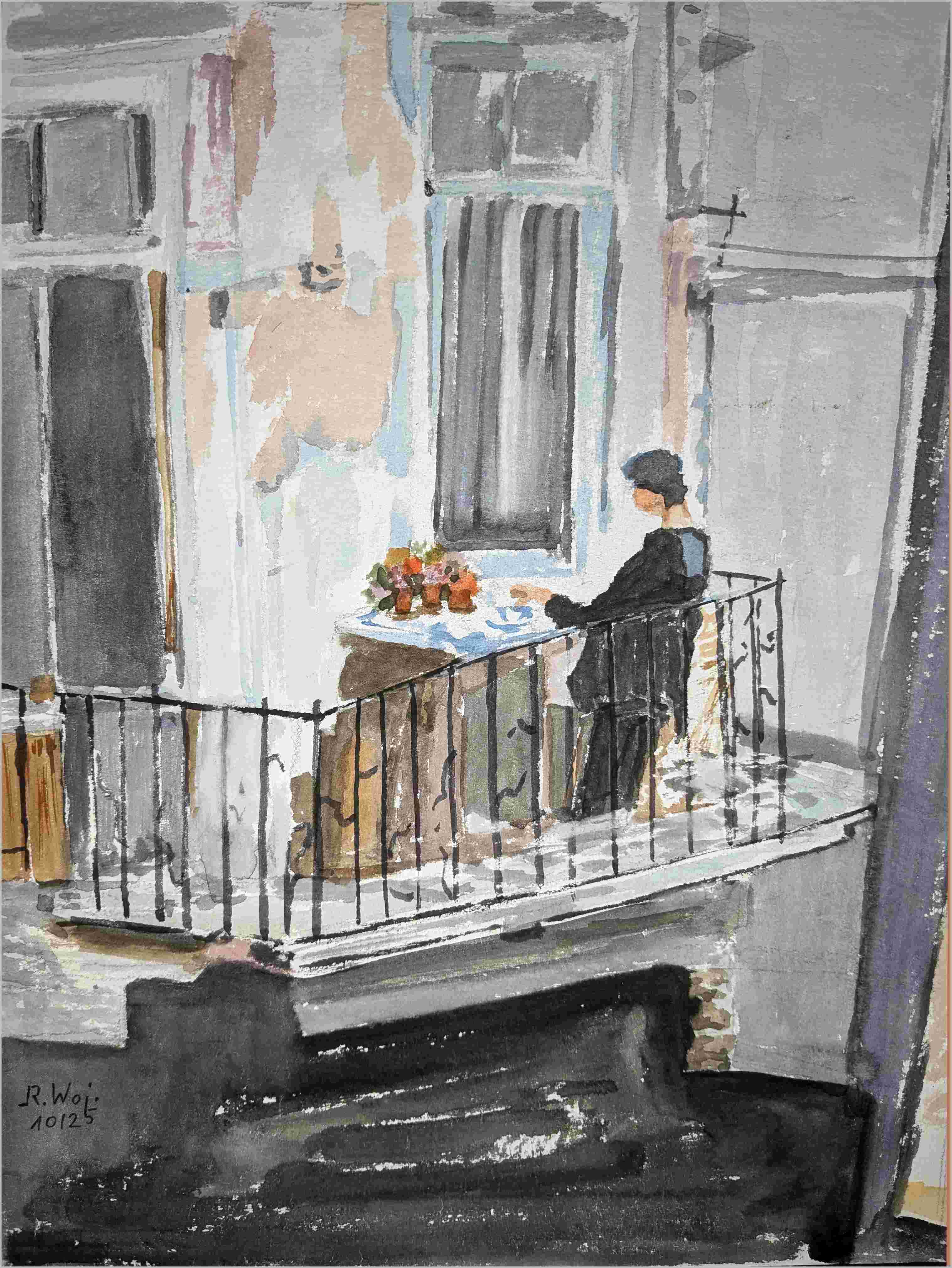   Frau auf Althausbalkon